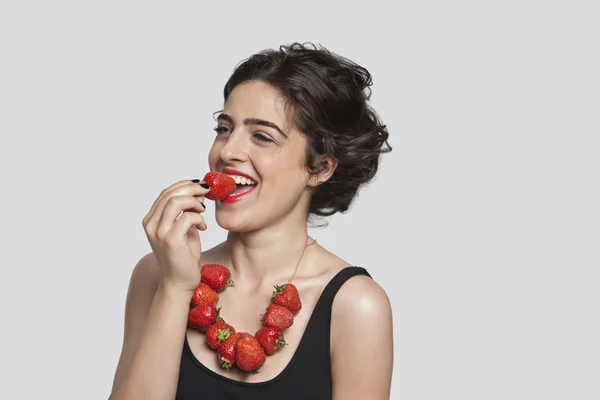 Vrouw aardbei ketting dragen als ze eet — Stockfoto