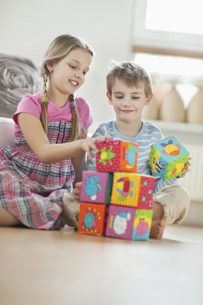 Children stacking blocks — Stock Photo, Image