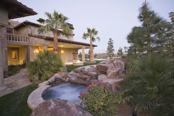 Jacuzzi et maison extérieure — Photo