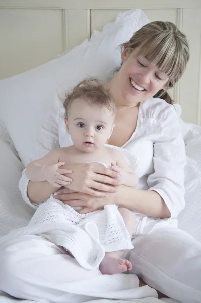 Mère s'assoit tenant un bébé garçon — Photo