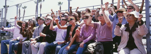 La foule applaudit dans le stade — Photo