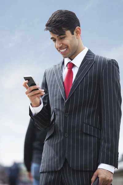 Homme d'affaires indien utilisant un téléphone portable — Photo