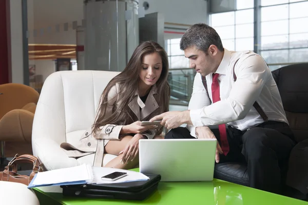 Empresario y empresaria en reunión — Foto de Stock