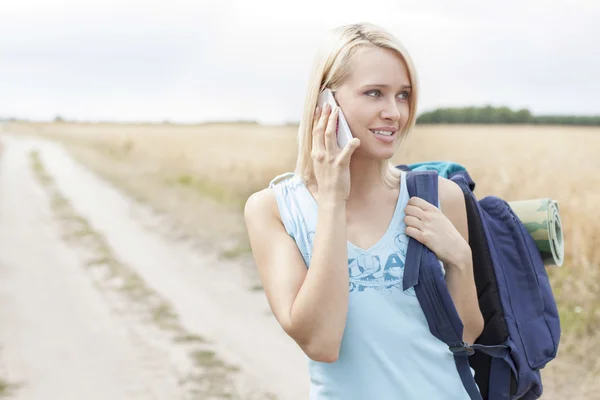 Kvinnliga vandrare med mobiltelefon — Stockfoto