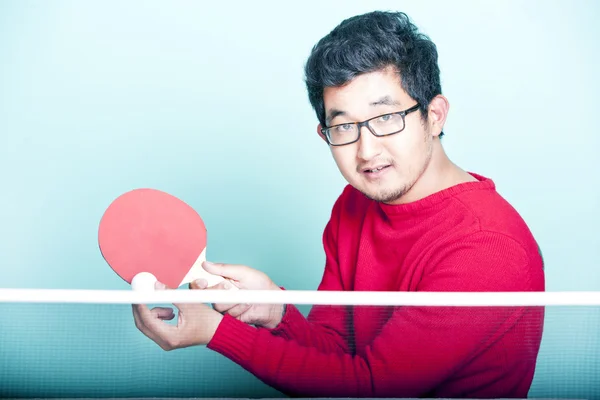 Człowiek gra w tenisa stołowego — Zdjęcie stockowe