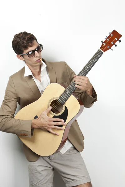 Hombre fumando mientras toca la guitarra —  Fotos de Stock