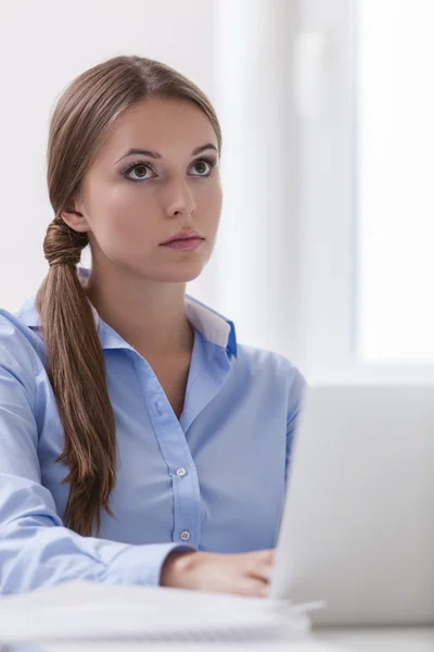 Geschäftsfrau sitzt auf Schreibtisch — Stockfoto