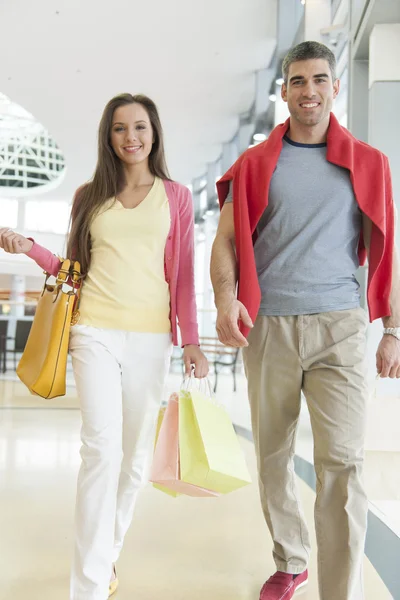 Couple avec sacs à provisions dans le centre commercial — Photo