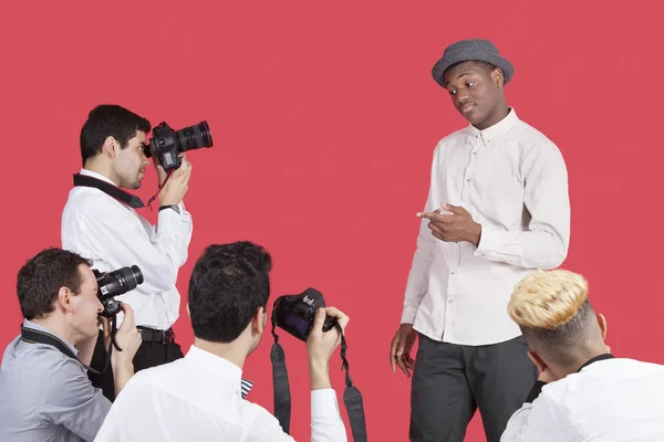 Paparazzi taking photographs of actor — Stock Photo, Image