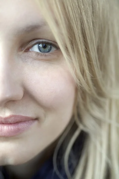 Media cara de mujer rubia sonriente con ojos azules — Foto de Stock