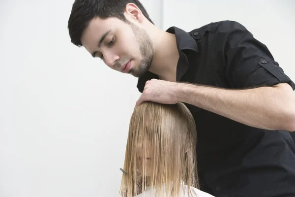 Uomo taglio di un giovane donne capelli — Foto Stock