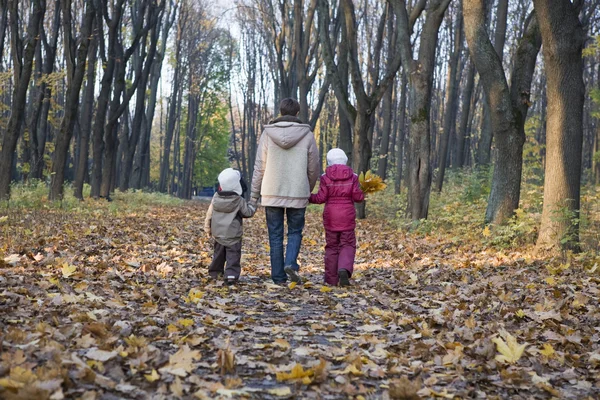 Moeder en kinderen wandelen — Stockfoto