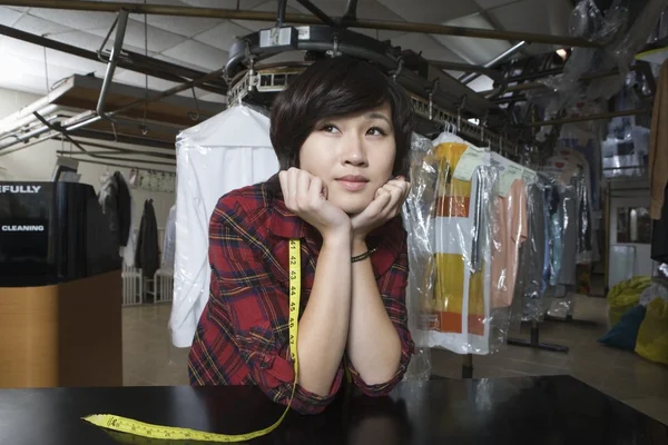 Žena pracující prádelna — Stock fotografie