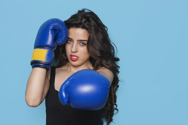 Femme agressive portant des gants de boxe — Photo