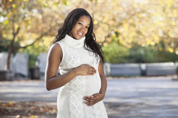 Zwangere vrouw in park — Stockfoto