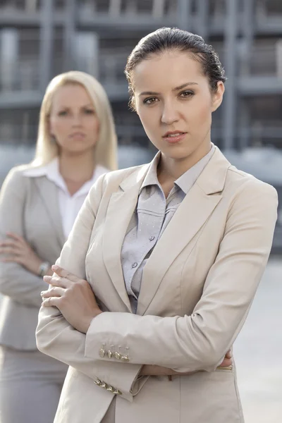 Zakenvrouw met vrouwelijke collega — Stockfoto