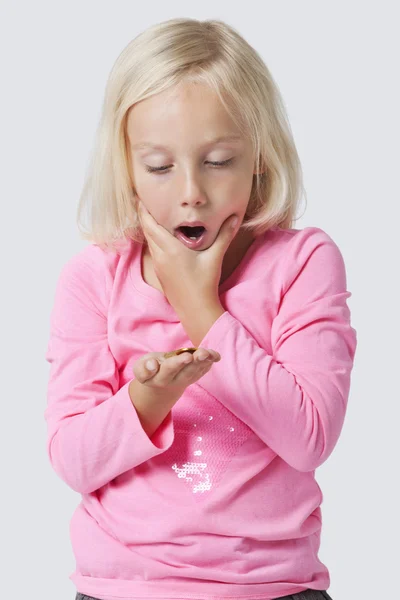 Shocked young girl holding coins — Stock Photo, Image