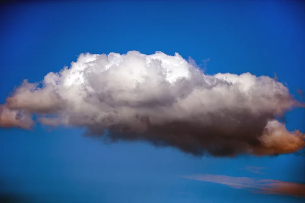 Single cloud against blue sky — Stock Photo, Image