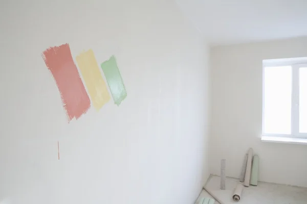 Образцы краски на стене новой квартиры — стоковое фото