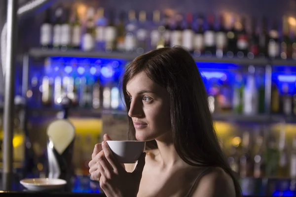 Young woman drinking tea — Stock Photo, Image