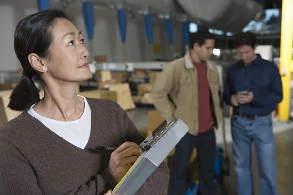 Asian woman making notes — Stock Photo, Image