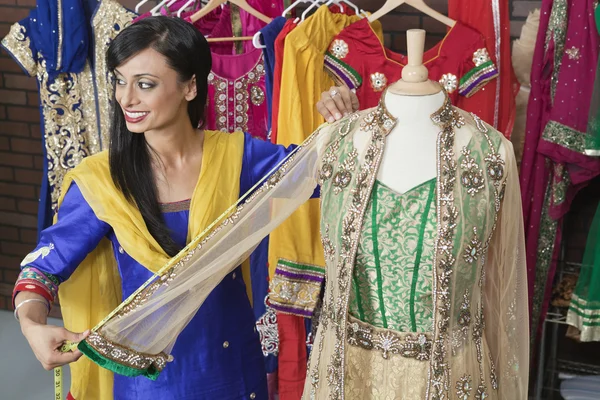 Vestidor de medição roupa tradicional — Fotografia de Stock