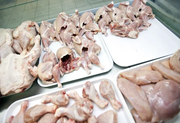 Pedaços de frango cru na loja — Fotografia de Stock