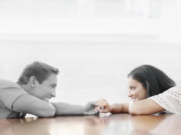 Paar bedrijf handen over tafel — Stockfoto