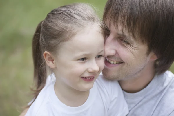 Man squashes nose to the side of girl's face — Stock Photo, Image