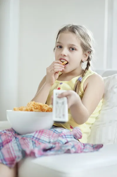 Mädchen isst Snack — Stockfoto