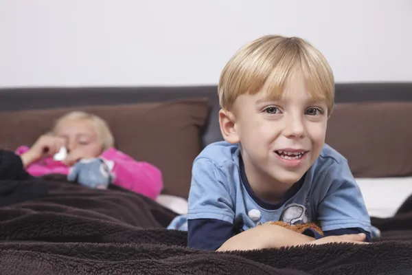 Niño feliz con hermana durmiendo —  Fotos de Stock