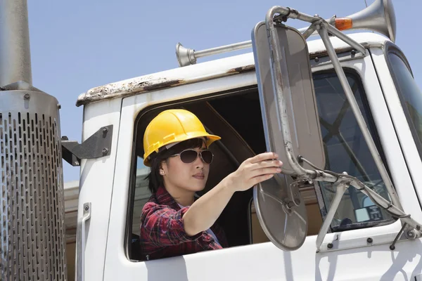 Mujer asiática trabajadora industrial —  Fotos de Stock