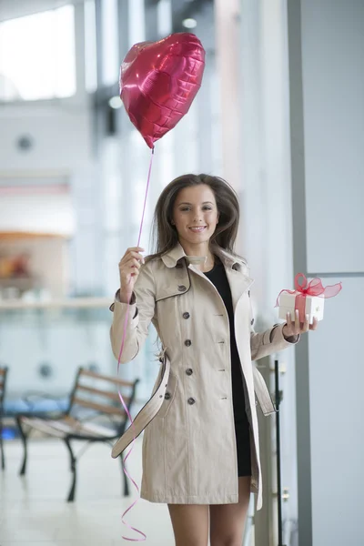 Mujer sosteniendo corazón en forma de globo —  Fotos de Stock