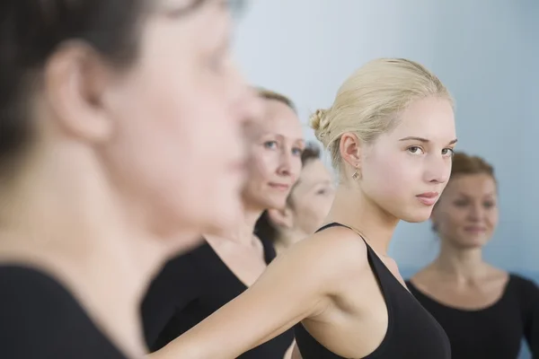 Unga kvinnliga balettdansörer — Stockfoto