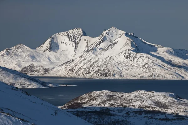 Kvalloya Sallir kıyı manzara, Norveç — Stok fotoğraf