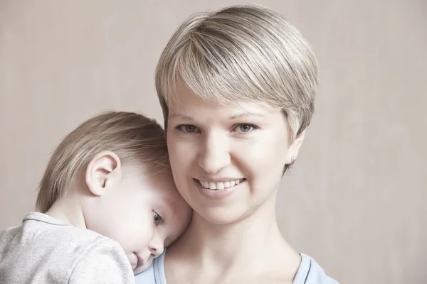 Toddler trøster seg med morens skulder. – stockfoto