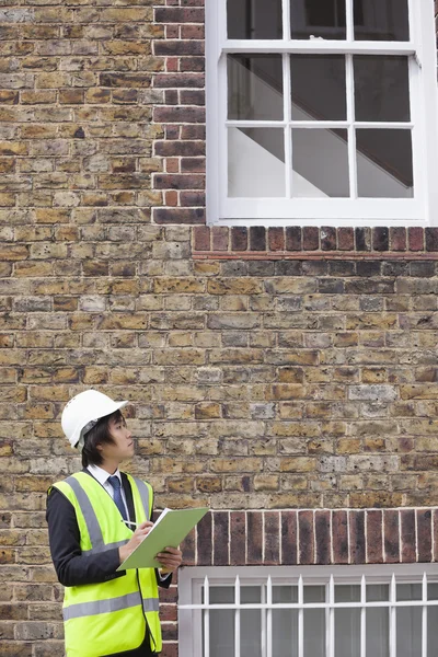 Supervisor writing notes at construction site — Stock Photo, Image