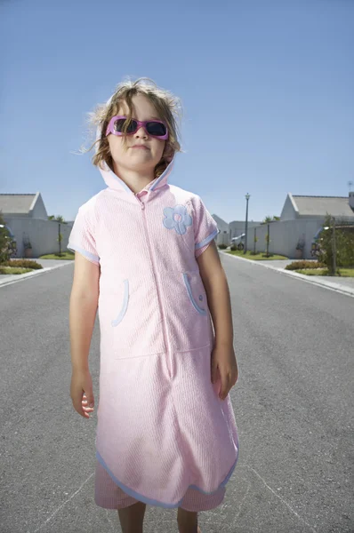 路上で立っている女の子 — ストック写真