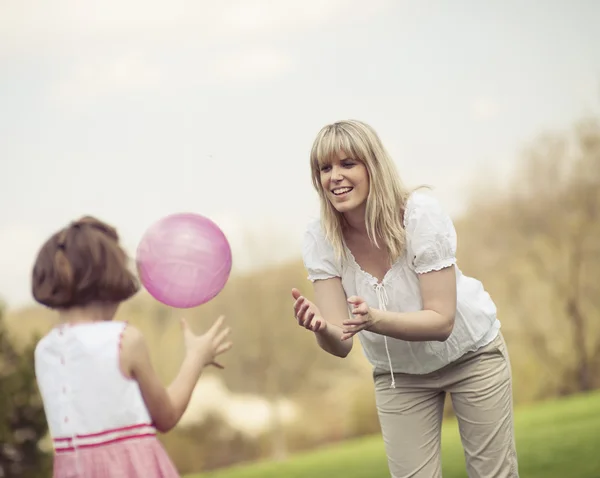 Mãe jogando bola para filha — Fotografia de Stock