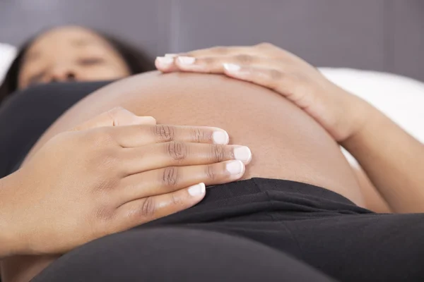 Mujer embarazada relajante —  Fotos de Stock