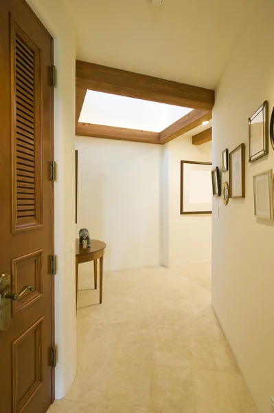 Пустой коридор в доме — стоковое фото