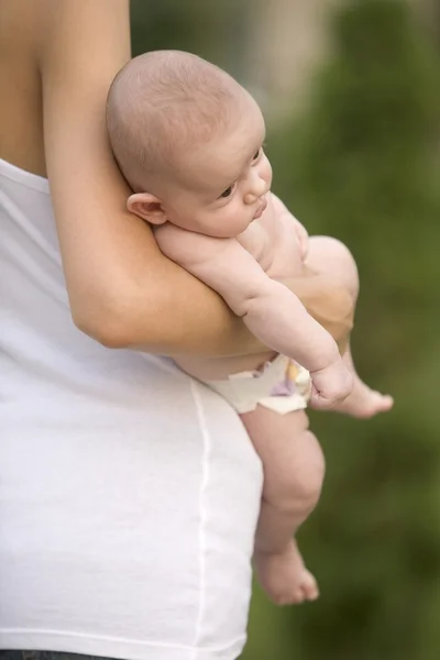 Mother stands holding 2 month old infant son — Stock Photo, Image