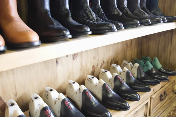 Traditional shoemaker workshop — Stock Photo, Image