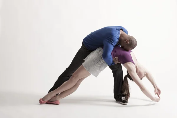 L'uomo tiene il partner di danza moderna in posizione di perdita — Foto Stock
