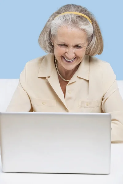 Donna anziana che utilizza il computer portatile per videochiamate — Foto Stock