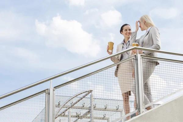 Geschäftsfrauen stehen am Geländer — Stockfoto