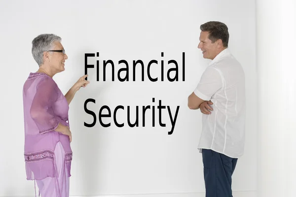 Pareja discutiendo seguridad financiera — Foto de Stock