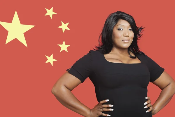Frau gegen chinesische Flagge — Stockfoto