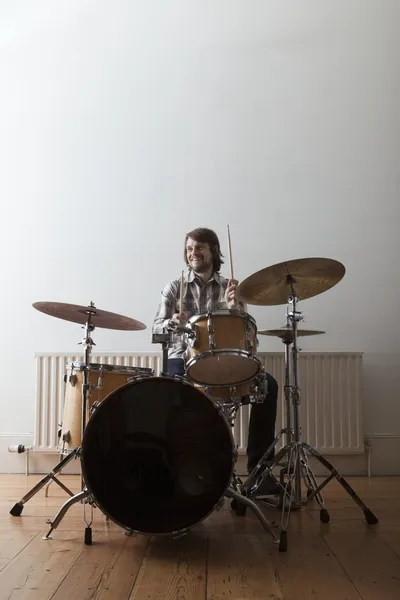 Young man plays drum set — Stock Photo, Image