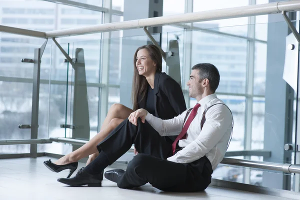 Colaboradores sentados y bromeando juntos — Foto de Stock